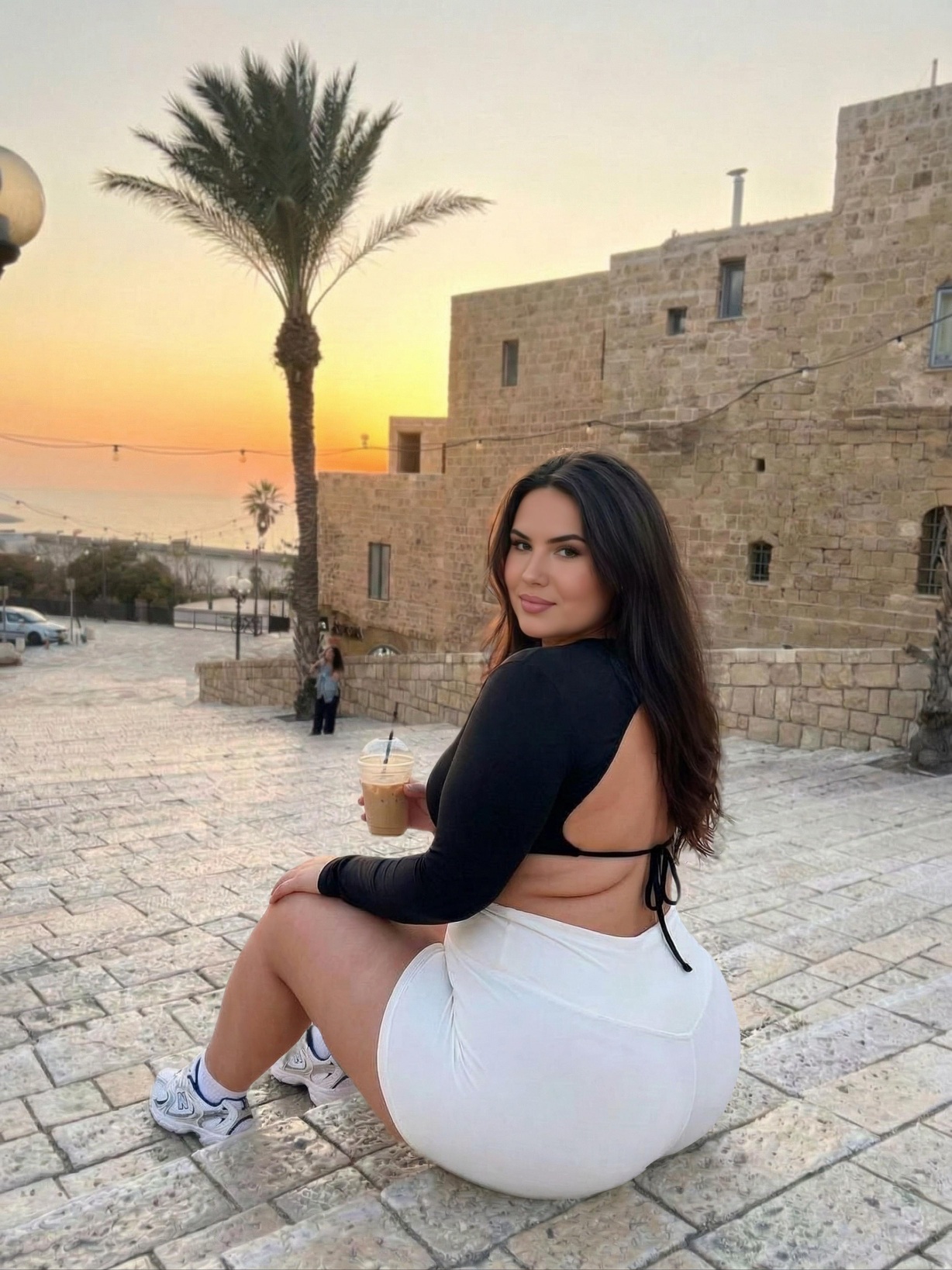 בחורה מסאגיסטית מלאה במקומות הנכונים – בתל אביב