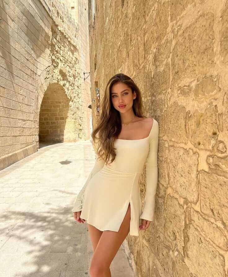 בירושלים – בחורה חטובה
